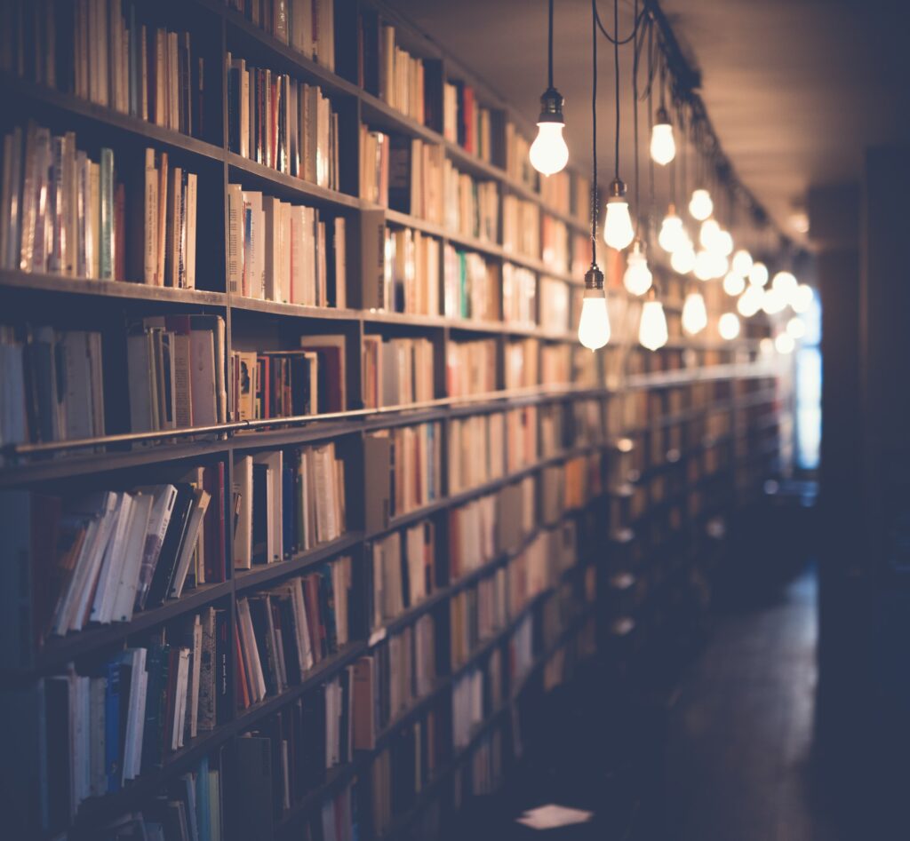Bücherregal in einer Bibliothek