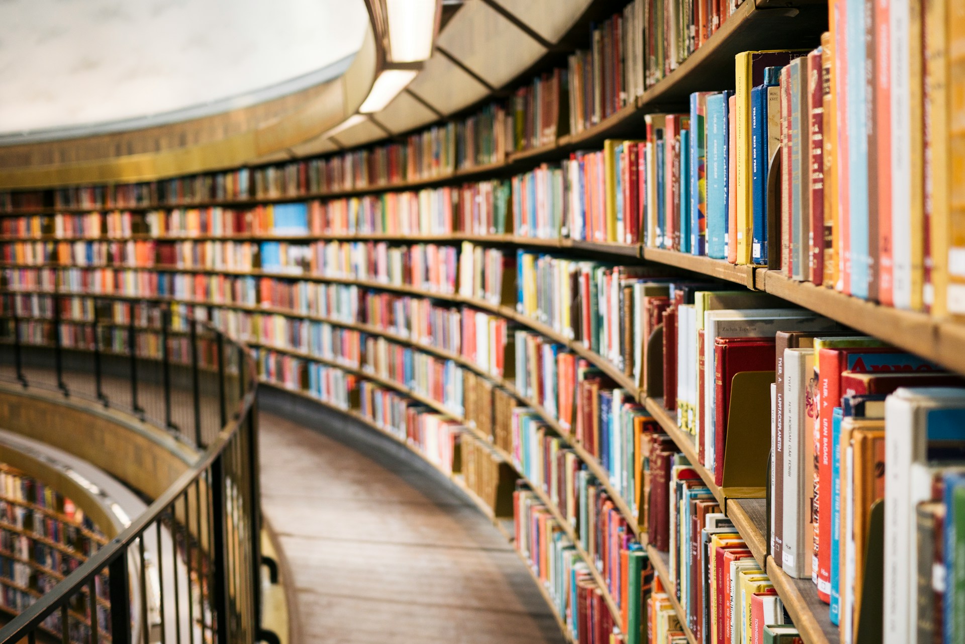 susan-q-yin-2JIvboGLeho-unsplash Regal mit Büchern in einer Bibliothek
